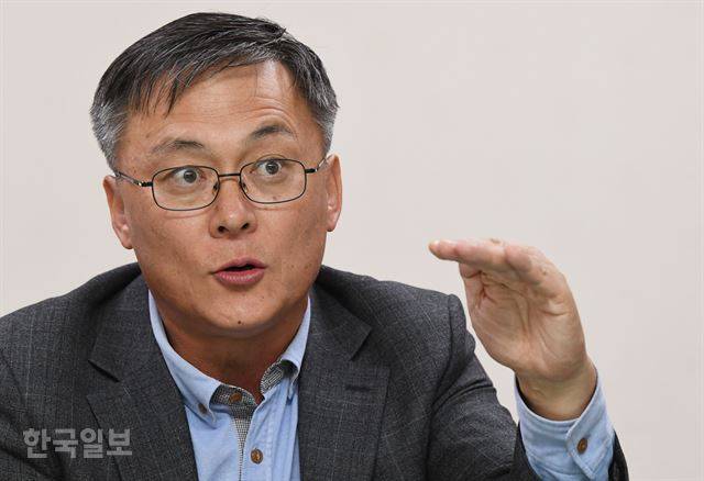 강성주 우정사업본부장이 지난 15일 서울 광화문우체국에서 집배원 증원의 필요성과 우체국의 공적 역할 강화 등에 대해 설명하고 있다. 배우한 기자