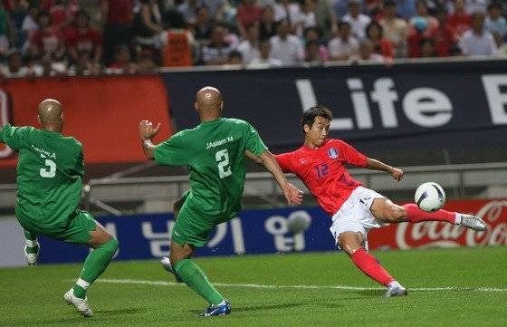 이동국은 문전에서 골냄새를 기가 막히게 잘맡고 최고 슈팅력을 뽐냈다. [중앙포토]