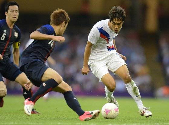 박주영은 2012년 런던올림픽 일본전에서 상대수비를 농락하는 추풍낙엽 드리블을 선보였다. [올림픽사진공동취재단 ]