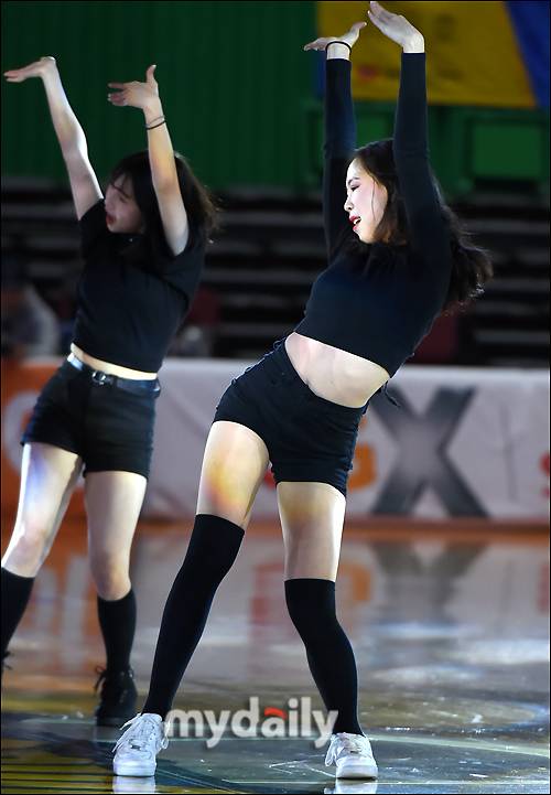 ▲ 서울 삼성 댄스팀 '허리 꺾으며 자아도취'