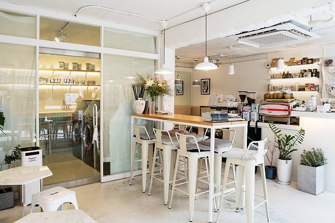 세탁하는 동안 차 한 잔 마실 수 있는 카페형 세탁소. ‘론드리프로젝트’.