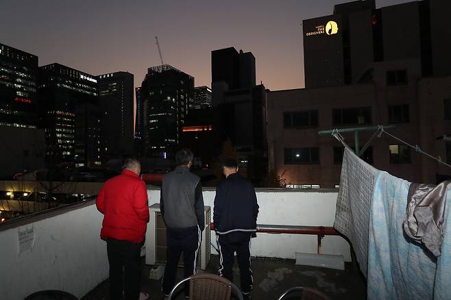국일고시원 화재 사고 생존자들이 새로 옮긴 고시원 옥상에서 대화를 하고 있다.