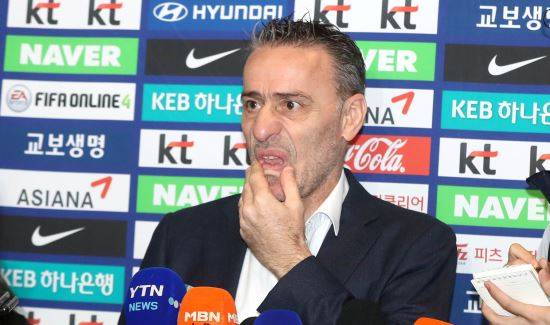 파울루 벤투 대한민국 축구대표팀 감독이 12일 오후 인천국제공항 제2여객터미널에서 출국 전 각오를 밝히고 있다. 뉴시스