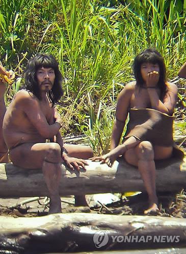 2012년에 공개된 페루 남동부 원시 원주민의 모습[EPA=연합뉴스]