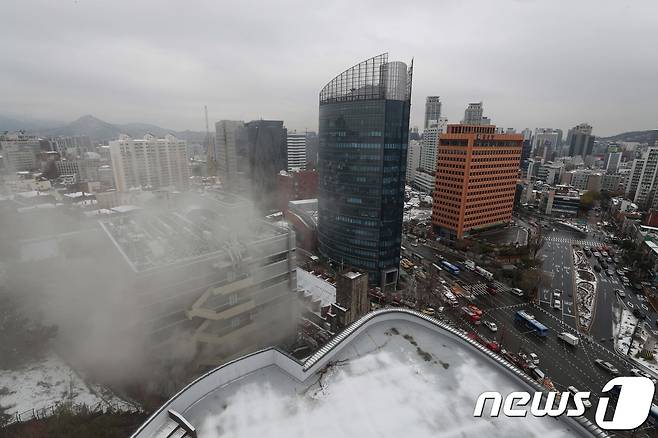 24일 오전 서울 서대문구 충정로3가에 위치한 KT 아현지사에서 화재가 발생해 건물에서 연기가 피어오르고 있다. 이날 오전 11시 20분 무렵부터 오후 12시20분 현재 KT의 이동전화는 물론 초고속인터넷과 인터넷(IP)TV, 인터넷전화와 롱텀에볼루션(LTE) 에그까지 모두 연결이 안되고 있다. 한편 소방재난본부는 이날 긴급재난문자를 통해 통신장애 사실을 신속하게 전파했다. 2018.11.24/뉴스1 © News1 신웅수 기자