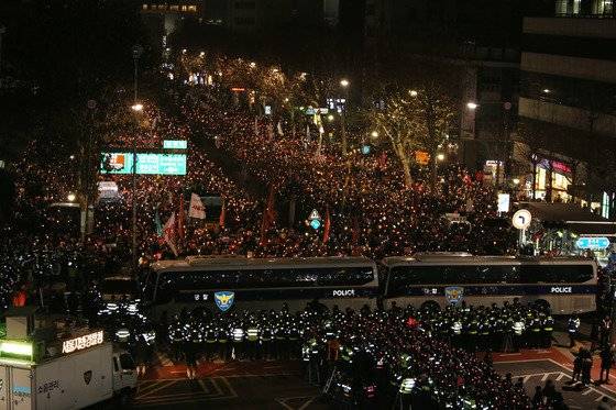 촛불집회가 광화문 광장에서 열리고 있는 모습. 억눌리고 불만이 쌓인 계층이 많으면 프랑스 혁명처럼 급진적인 변화를 피할 수 없게 된다. [중앙포토]
