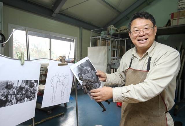 다양한 장르의 미술세계를 펼치며 새로운 패러다임을 만들어가는 박기웅 중견 작가가 환한 모습으로 작품을 소개하고 있다.ⓒ박기웅 작가