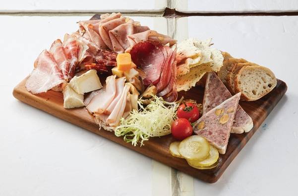 소시지, 햄, 파테 등 다양한 육가공품을 치즈, 빵, 토마토, 피클 등과 함께 모은 ‘샤퀴테리 플래터’./소금집