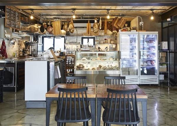 온라인 쇼핑몰로 출발한 샤퀴테리 전문점 ‘소금집’은 지난 7월 서울 망원동에 오프라인 매장을 열었다./소금집