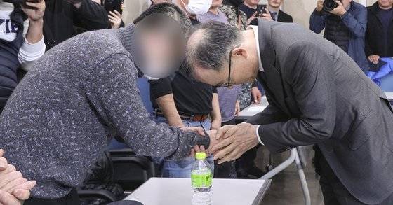 문무일 검찰총장이 27일 오후 서울 여의도 이룸센터에서 ‘형제복지원 사건' 피해자들을 만나 인사하고 있다. 임현동 기자