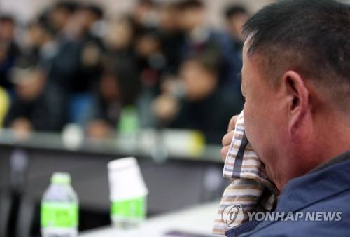 마르지 않는 눈물 (서울=연합뉴스) 김인철 기자 = 27일 오후 서울 영등포구 여의도 이룸센터에서 문무일 검찰총장이 형제복지원 피해자들에게 직접 사과하기 위해 만난 자리에서 형제복지원 피해생존자 및 유가족들이 당시 인권유린과 가혹행위 등의 증언을 들으며 고개를 떨구고 있다.    yatoya@yna.co.kr  (끝)