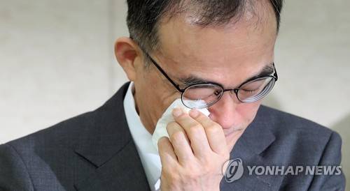 눈물 훔치는 문무일 검찰총장 (서울=연합뉴스) 김인철 기자 = 문무일 검찰총장이 27일 오후 서울 영등포구 여의도 이룸센터에서 형제복지원 피해자들에게 직접 사과하기 위해 만난 자리에서 피해자들의 증언을 듣다 눈물을 흘리고 있다.       yatoya@yna.co.kr  (끝)