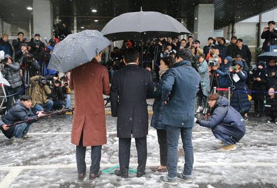 24일 검찰에 출석한 이재명 경기도지사를 취재하기 위해 100여명의 취재진이 몰려있는 모습. [연합뉴스]