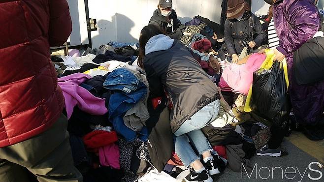 옷무덤에서 옷을 고르는 사람./사진=김정훈 기자