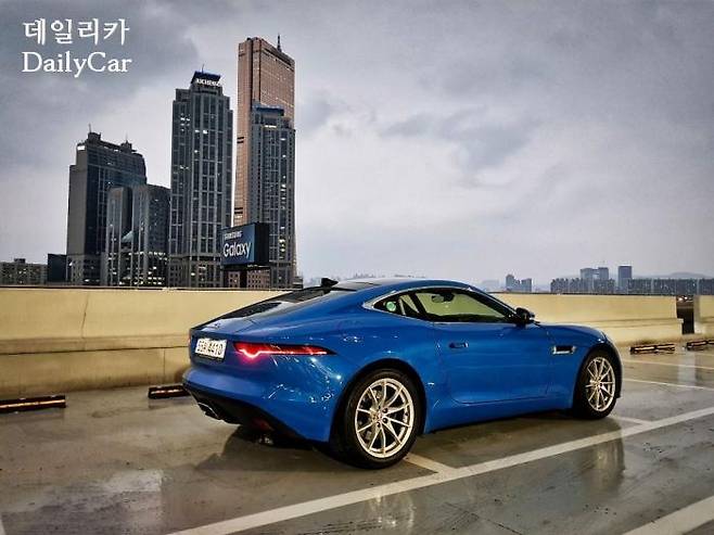 재규어 F타입 P300