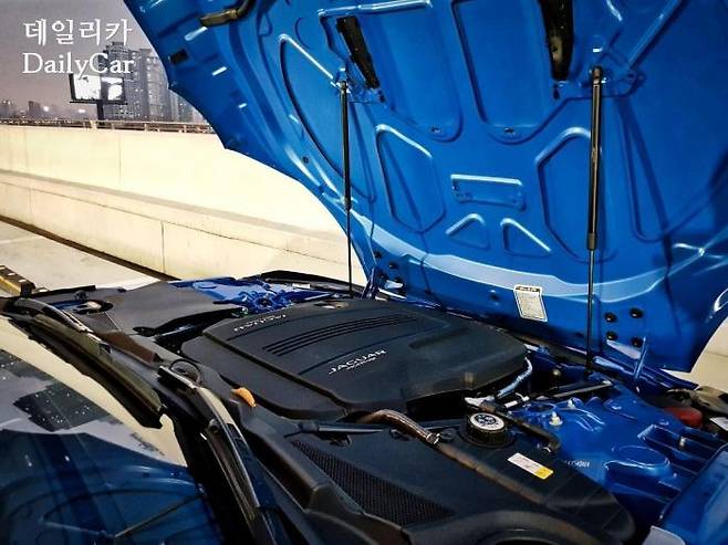 재규어 F타입 P300