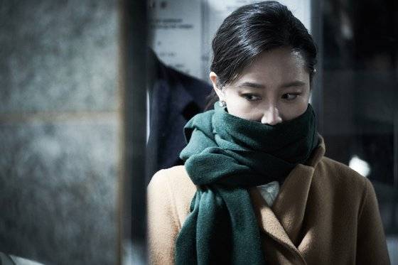 영화 ‘도어락’에서 혼자 살다 괴한에 습격받는 주인공을 연기한 공효진. ’저도 혼자 살아 무섭더라“면서 ’부모님이 곧 제가 사는 건물로 이사오시는데 조금은 맘이 편해졌다“고 했다. [사진 메가박스중앙 플러스엠]