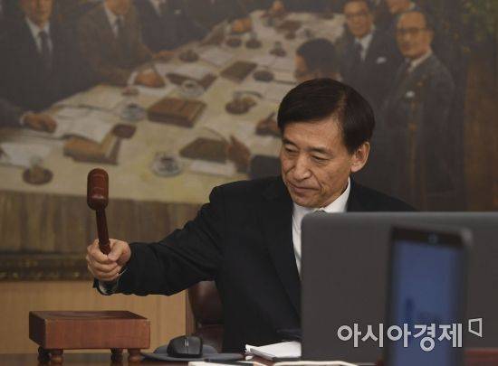 이주열 한국은행 총재가 30일 서울 중구 한국은행 본관에서 열린 금융통화위원회에 참석해 의사봉을 두드리고 있다./강진형 기자aymsdream@