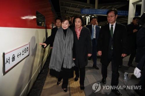서울에서 신의주까지 (서울=연합뉴스) 김현미 국토교통부 장관 을 비롯한 남북철도공동조사단 남측대표단이  30일 오전 서울역을 출발하기 앞서 서울역에서 신의주로  가는 표지판이  붙은 열차를 살펴 보고 있다.  [사진공동취재단]    photo@yna.co.kr  (끝)