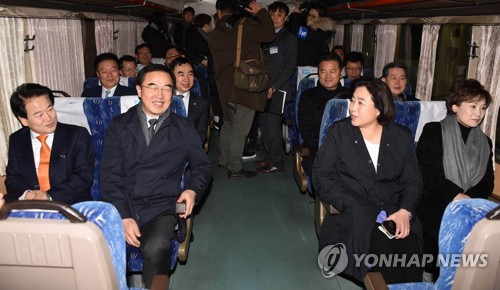 신의주로 갑니다 (서울=연합뉴스) 30일 오전 남북 철도 공동조사를 위한 기관차에 탑승한 정동영 민주평화당 대표(앞줄 왼쪽부터), 조명균 통일부 장관, 박순자 국회국토교통위원장, 김현미 국토교통부 장관 등이 대화를 나누고 있다.  [사진공동취재단]    photo@yna.co.kr  (끝)