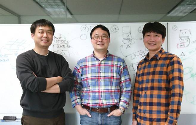 충남대학교병원 의사들과 공동연구를 하고 있는 국가수리과학연구소 수학자들. 왼쪽부터 전기완, 현윤경, 이완호 선임연구원.