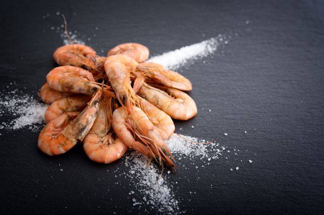 새우는 소금을 활용해 구워 먹으면 효율적으로 간을 할 수 있다. 게티이미지뱅크