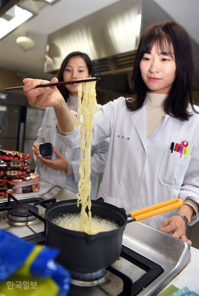 서울 동작구 농심 본사에 있는 연구소에서 연구원들이 제품 분석에 쓸 라면을 끓이고 있다. 연구실에선 제품별 표준조리법에 따라 물의 양을 정확히 계량하고 정해진 시간에 맞춰 라면을 조리한다. 신상순 선임기자