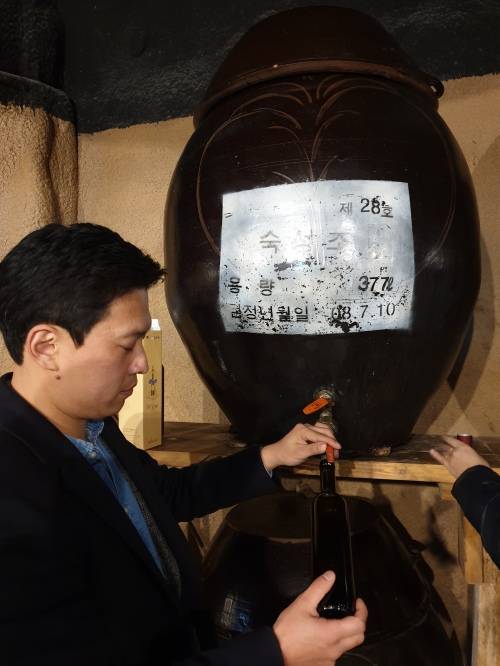 10년 숙성된 사과와인을 병에 담는 한확 과장