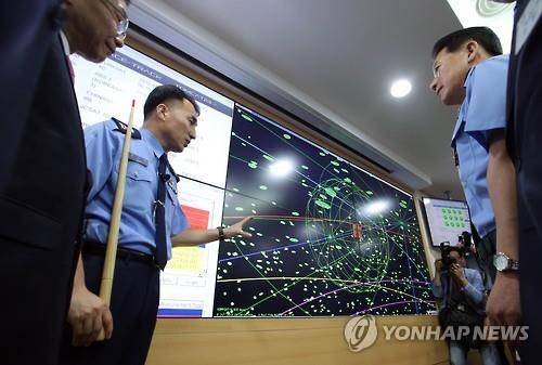 공군 우주정보 상황실 개관 (계룡=연합뉴스) 양영석 기자 = 공군은 충남 계룡대에 있는 공군연구단 건물에 우주정보상황실을 개관했다. 국내 우주 관련 기관 관계자들이 상황실 시설과 운영 시스템에 대해 설명듣고 있다. 2015.7.8