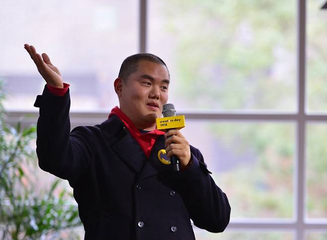 조경규 작가가 지난달 28일 열린 카카오임팩트 ‘크리에이터스데이’에서 강연을 하고 있다. (사진=카카오)