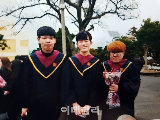 김선웅군(가운데)의 고등학교 졸업식 사진. (사진=가족 제공)