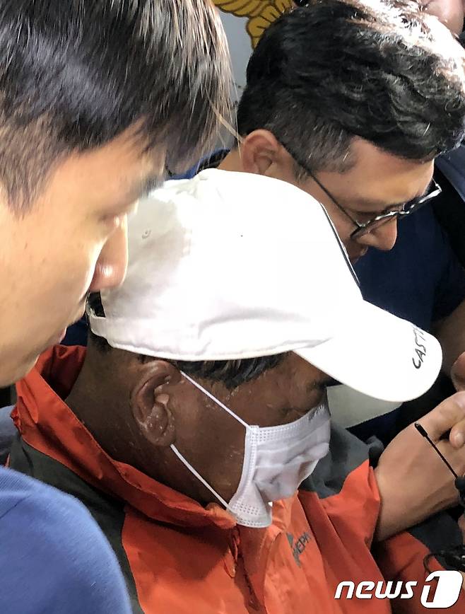 18일 전북 군산의 한 유흥주점에 불을 지르고 도주한 혐의를 받는 이모씨(55)가 경찰조사를 마친 뒤 치료를 위해 병원으로 이송되고 있다. 이씨는 전날 오후 9시50분께 군산시 장미동 한 유흥주점에 불을 지르고 도주, 범행 3시간 30여분 만에 경찰에 붙잡혔다. 이 불로 3명이 숨지고 30명이 중·경상을 입고 병원에서 치료를 받고 있다. 2018.6.18/뉴스1 © News1 이정민 기자