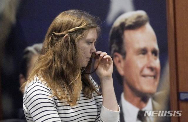 【칼리지스테이션=AP/뉴시스】美 대통령 전용기 에어포스원(Air Force One)이 지난 30일 94세의 일기로 타계한 미국 41대 대통령 조지 H.W. 부시 전 대통령의 시신을 운구하기 위해 2일 (현지시간) 텍사스 주의 한 공항에 도착했다. 사진은 2일 텍사스 주 칼리지스테이션에 위치한 A&M 대학교 조지 H.W. 부시 대통령 도서관에 마련된 분향소에 마련된 한 시민.  2018. 11.3.