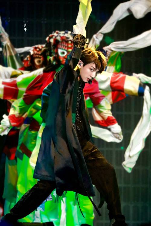 방탄소년단 정국이 '2018 멜론뮤직어워드' 무대에서 '아이돌' 탈춤 군무를 선보이고 있다.