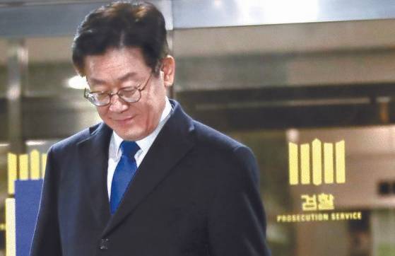 지난달 24일 친형 강제입원 등 혐의에 대한 피의자 신분으로 검찰에 출석한 이재명 경기도지사가 13시간에 걸친 조사를 마친 뒤 나오고 있다. [연합뉴스]