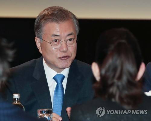 저신다 총리에게 인사말 하는 문 대통령 (오클랜드=연합뉴스) 황광모 기자 = 문재인 대통령이 4일 오전(현지시간) 오클랜드 코디스 호텔에서 열린 정상회담에서 저신다 아던 뉴질랜드 총리에게 인사말을 하고 있다. hkmpooh@yna.co.kr  (끝)