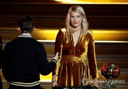 여자 발롱도르 수상자 헤게르베르그(오른쪽)와 DJ 솔베이그 [로이터=연합뉴스]