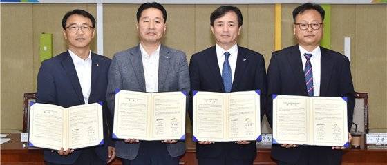 한국감정원 이재우 도시재생지원처장, 부산광역시 김형찬 창조도시국장, 한국토지주택공사 유창형 국유재산사업처장, 한국노인인력개발원 강규성 취업지원실장(왼쪽부터)이 지난 7월 빈집 재생사업 관련 유관기관 MOU 체결 후 사진촬영을 하고 있다.