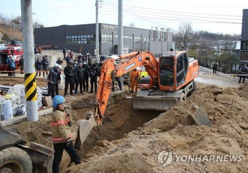 구조 작업하는 119구조대 (파주=연합뉴스) 이희열 기자 = 5일 파주시 연다산동 배수관 관로공사 중 흙더미가 무너져 현장 근로자 2명이 매몰되는 사고가 발생, 119구조대가 구조작업을 하고 있다.     joy@yna.co.kr  (끝)