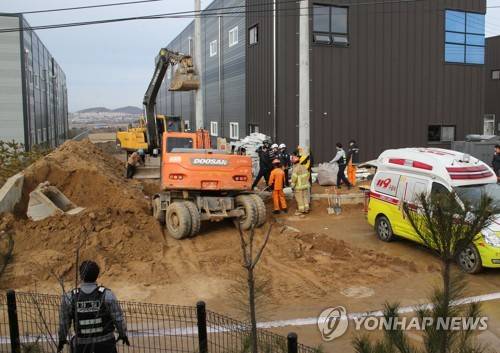 구조 작업하는 119구조대 (파주=연합뉴스) 이희열 기자 = 5일 파주시 연다산동 배수관 관로공사 중 흙더미가 무너져 현장 근로자 2명이 매몰되는 사고가 발생, 119구조대가 구조작업을 하고 있다.       joy@yna.co.kr  (끝)