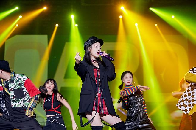 아이유의 ‘데뷔 10주년 투어콘서트-이 지금’의 한 장면(사진=카카오M)