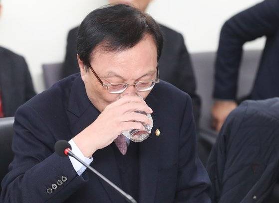 더불어민주당 이해찬 대표가 지난달 29일 오전 경기도 시흥시 한국산업단지공단 시화지사에서 열린 '산업단지공단 발전방안 간담회'에서 물을 마시고 있다. [연합뉴스]