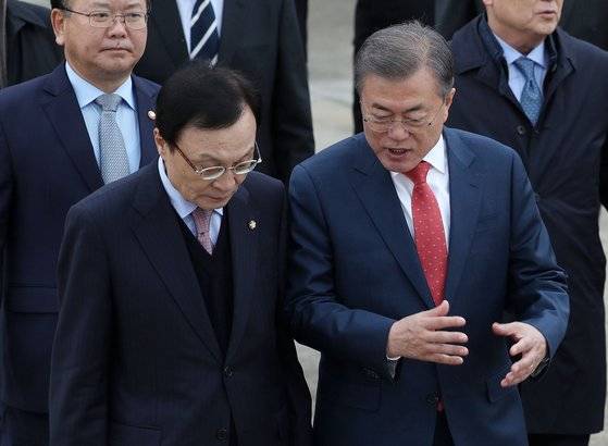 G20 정상회의 참석차 5박8일간 체코와 아르헨티나, 뉴질랜드 순방길에 오르는 문재인 대통령이 지난달 27일 오후 경기도 성남 서울공항을 통해 출국하며 환송 나온 이해찬 더불어민주당 대표와 대화를 나누고 있다.[뉴스1]