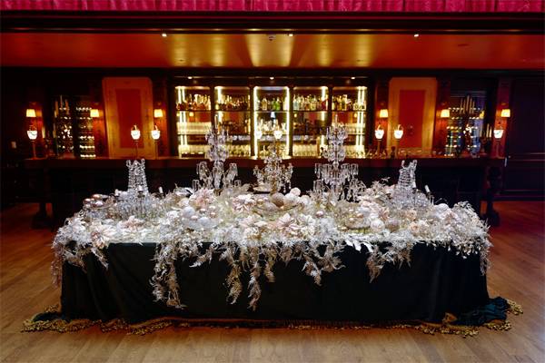 레스케이프 26층 라망시크레에서 반짝이는 연못을 연출한 축제 테이블.