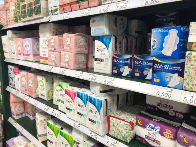 6일 서울 강남구 청담동의 한 대형마트에 생리대 제품이 진열돼있다./이수민기자