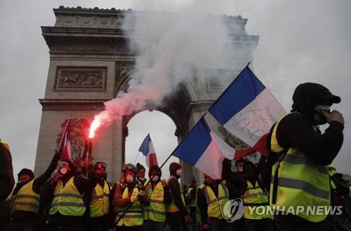 지난 1일(현지시간) 프랑스 파리 샹젤리제 거리에서 벌어진 노란조끼 시위 [EPA=연합뉴스]