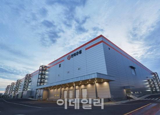 한화큐셀코리아 진천공장은 3.7GW에 달하는 연간 생산 능력을 자랑하는 글로벌 최대 규모 태양광 셀(태양전지) 공장이다. 한화큐셀 제공.