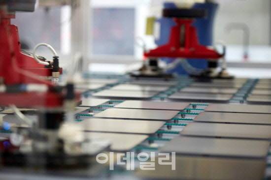 진천공장은 제조실행시스템 기반 ‘스마트 팩토리’를 구현해 태양광 셀 원재료인 웨이퍼 입고부터 모듈 출하까지 전 공정이 자동화되고 있다. 한화큐셀 제공.
