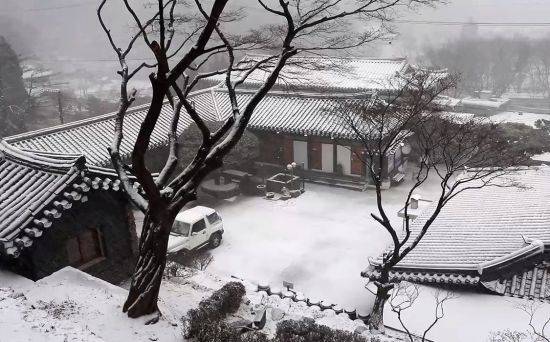 눈 오는 날은 눈이 만들어지면서 주변에 열을 방출하기 때문에 더 따뜻합니다. [사진=유튜브 화면캡처]