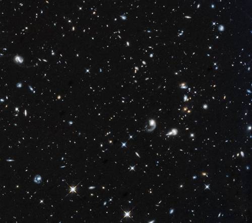 페가수스 자리의 은하들 [자료사진] 우주를 촘촘히 차지한 것 같은 은하와 별들은 전체 우주의 5% 밖에 안 된다고 한다. 나머지 95%는 암흑에너지와 암흑물질이 차지하고 있다.  [미국항공우주국(NASA), 유럽우주국(ESA) 제공]